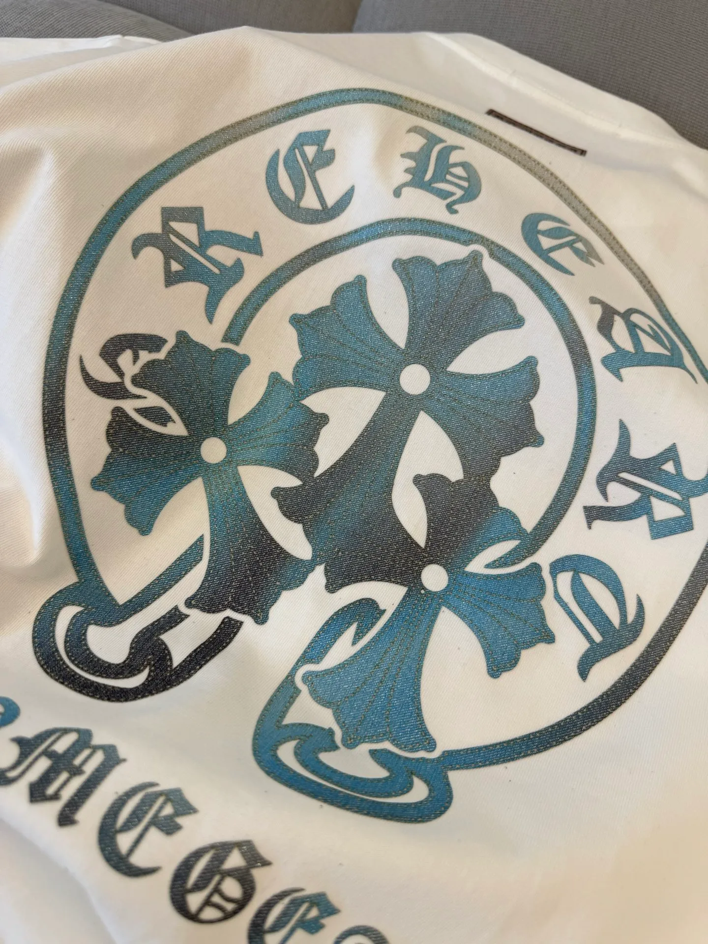 P180 Chrome Hearts unisex short-sleeved T-shirt, light luxury, customized cross logo stamp gradient process, 320g 100% double yarn pure cotton fabric, collar label, hangtag, main mark and three complete labels. Size: S M L XL